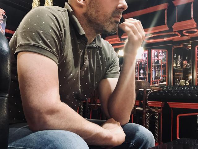 Dinámico, fresco con toques ácidos.