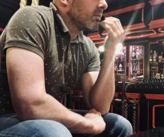 Dinámico, fresco con toques ácidos.